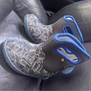 BOGS toddler size 7 Geometric Patterned Kids Boots - Black and Blue